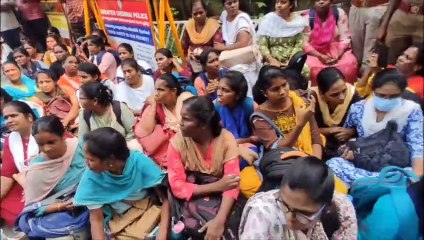 प्रदर्शन कर रही संविदा नर्सों को पुलिस ने किया डिटेन