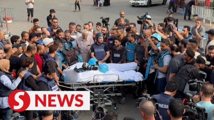 Tải video: Colleagues bid farewell to two journalists killed in Israel-Palestine conflict