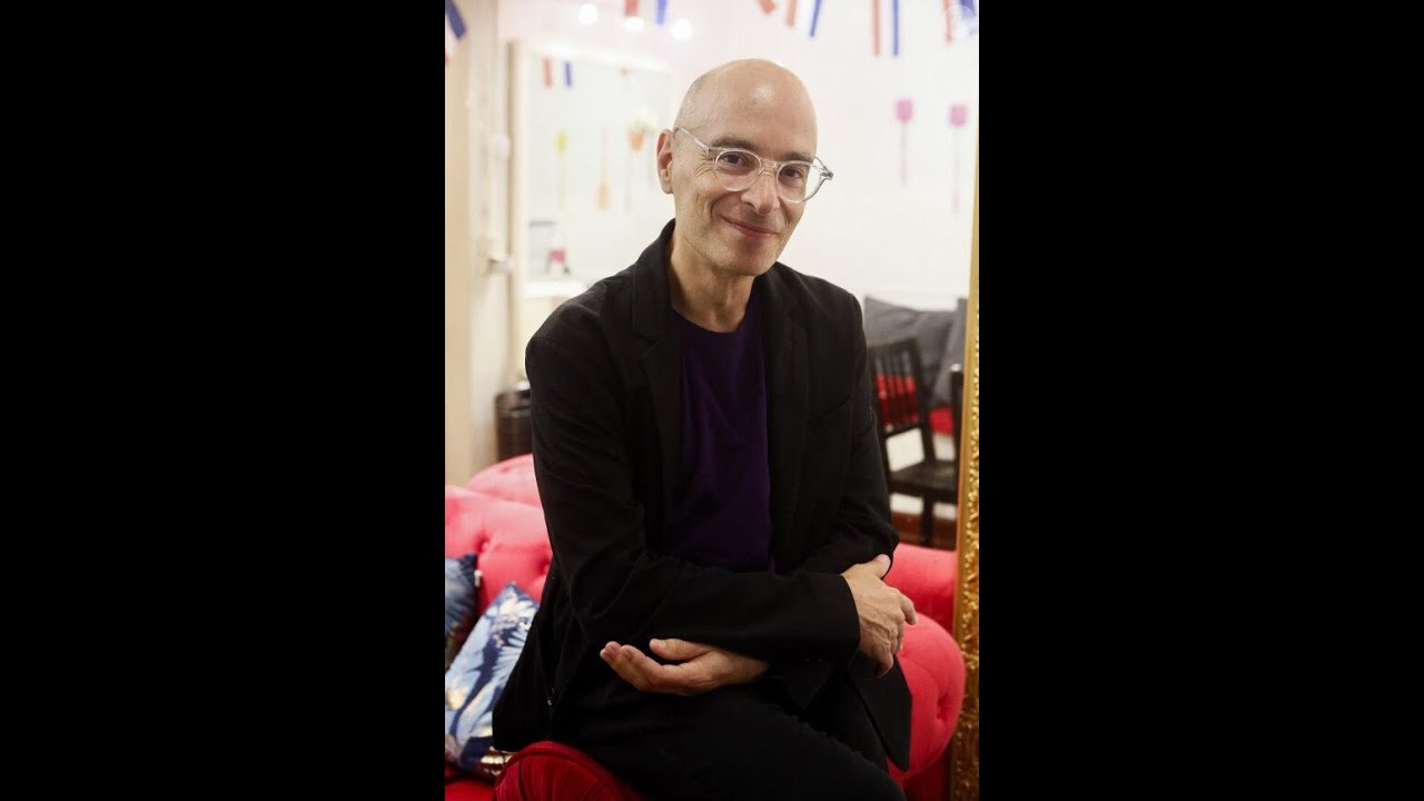 Bernard Werber a fêté ses 62 ans sur scène : anniversaire surprise, fleurs et gâteau... Grande soi