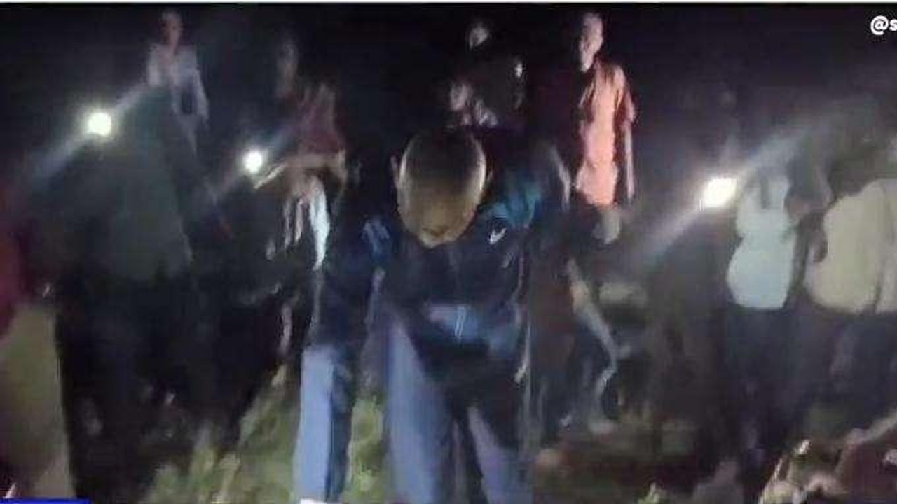 झाबुआ: वन विभाग की टीम ने कैसे किया अजगर का रेस्क्यू, देखें लाइव वीडियो