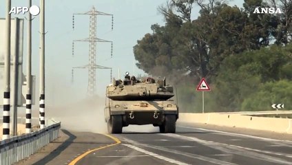 Download Video: Israele, convoglio di carri armati israeliani si schiera vicino al confine con Gaza