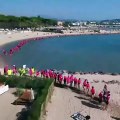 Mandelieu-la-Napoule établit un Record Mondial : La Plus Grande Chaîne Humaine en Mer pour Octobre Rose