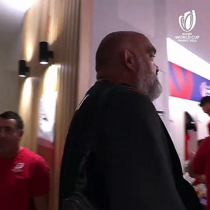 Un Magnifique Acte de Fair-Play : L'Entraîneur Fidjien Offre des Tenues Traditionnelles aux Joueurs Portugais après un Match Mémorable !