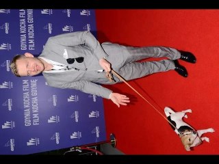 ✅  Wystrojony Rafał Zawierucha i jego pies wdzięczą się na ściance na premierze filmu "Ukryta gra" (