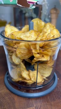 TRIPLE CHICKEN CHEESE TYRRELLS #burger #chicken #friedchicken #poulet #pouletfrit #burgerchicken #bread #specialbread #cuisine #recette #chips #chip #panure #recipe #chef #recipes