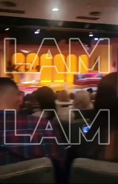 El papelón de Julieta Poggio: llegó una hora y media tarde a Coqueluche y sus compañeros salieron a pedirle disculpas al público