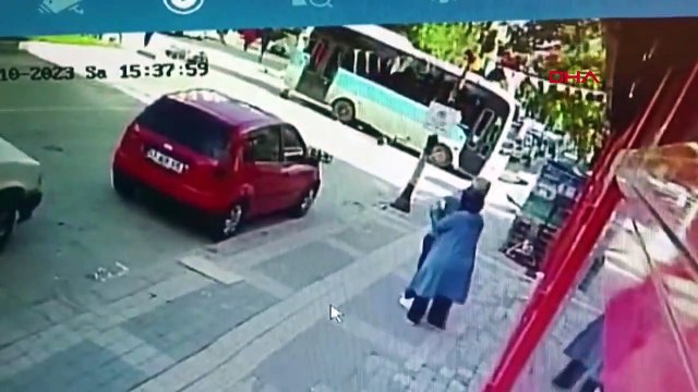 LE CONDUCTEUR DE LA MOTO QUI A HOMMÉ LE AUTOBUS PUBLIC A ÉTÉ GRAVEMENT BLESSÉ