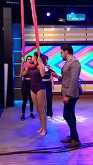 Marcela y Hector, realizan acrobacias en tela