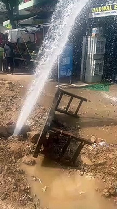 जयपुर शहर में खोह नागोरियान में  पानी की पाइप लाइन फटी,तीन मंजिल से उपर पहुंचा पानी का फव्वारा,देखें ये विडियो