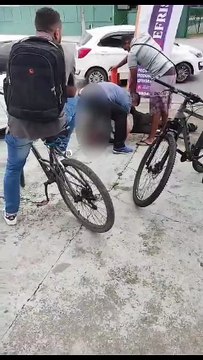 Homem é amarrado com fita crepe até a chegada da PM após tentar roubar bicicleta em Joinville