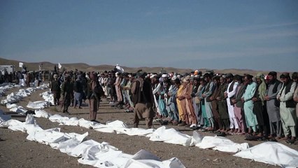 Funeral em massa para as vítimas do terremoto do fim de semana no Afeganistão