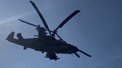 Tropas russas a caminho do front são reverenciadas por tripulações de helicópteros de combate