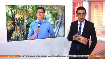 Forro do teto não resiste e chuva provoca cachoeira em sala de aula