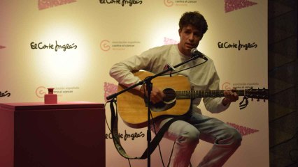 Actuación del músico Gon Abril en el acto en El Corte Inglés de Valladolid, este martes.