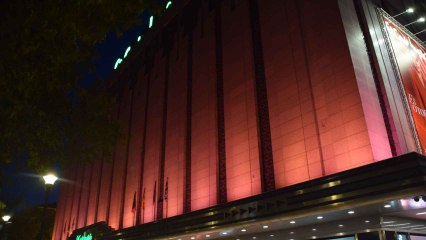 Momento de la iluminación de la fachada de El Corte Inglés de Valladolid, este martes.