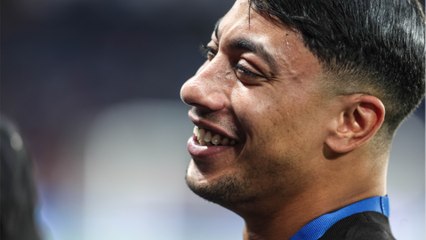 Voici - Maes : un mandat d’arrêt émis contre le rappeur installé à Dubaï, la procureure très agacée