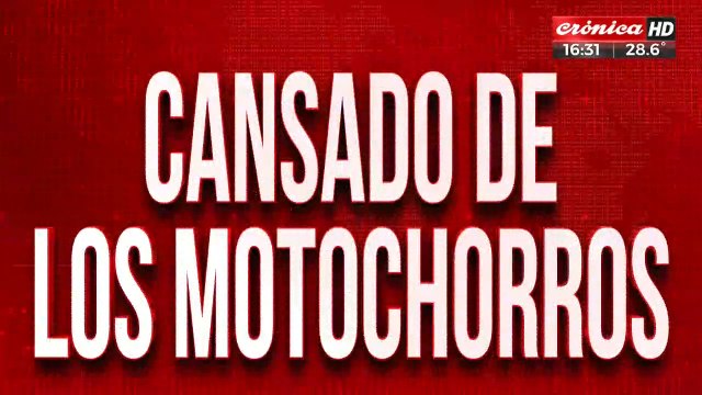 Cansado de los motochorros, ejecutó una maniobra y los tiró al piso