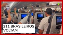 Vídeo mostra grupo de brasileiros repatriados comemorando saída de Israel em avião da FAB