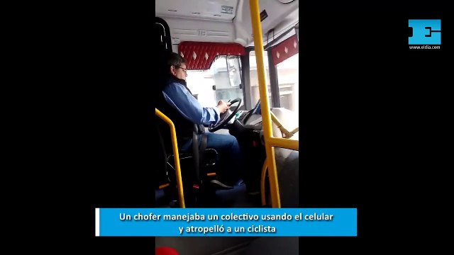 Un chofer manejaba un colectivo usando el celular y atropelló a un ciclista