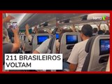 Vídeo mostra grupo de brasileiros repatriados comemorando saída de Israel em avião da FAB