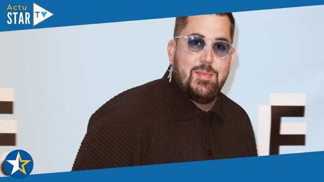 Artus : Très rare apparition de sa femme Sarah, atteinte de psychopathie , il l'affiche en vidéo