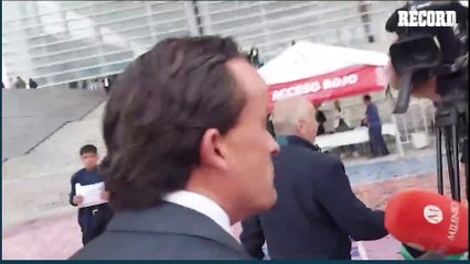 Mikel Arriola llegó a la ceremonia de investidura del Salón de la Fama del Futbol Internacional.