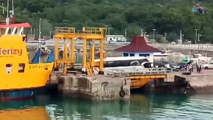 Suasana di pagi hari saat kapal Kmp balibo naik muatan di pelabuhan bira
