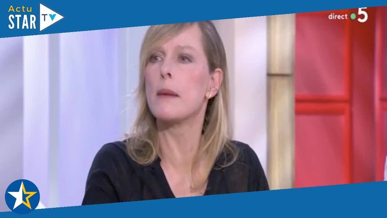 "J’ai pensé qu’il serait très beau !" : Karin Viard évoque son mariage, et les tenues étonnantes qu’