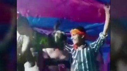 VIDEO: हाथ में तमंचा, तंग कपड़े में बार-बालाओं के भोजपुरी गीत पर ठुमके..