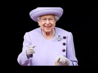 Gli abiti del Giubileo di platino della regina verranno mostrati per la PRIMA VOLTA nella mostra di