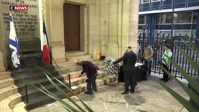 Des centaines de personnes se sont retrouvés à la synagogue de la Victoire à Paris