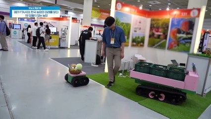 사람이 핸들을 잡고 있지 않지만 스스로 일하고 있는 자율주행 트랙터