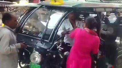 Live Video: ई-रिक्शा चालक पर फूटा महिला का गुस्सा, और फिर....