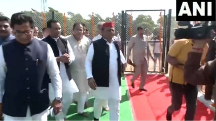 पहली पूण्यतिथि पर सैफई में जुटा मुलायम सिंह का कुनबा, सपा कार्यकर्ताओं ने दी श्रद्धांजलि