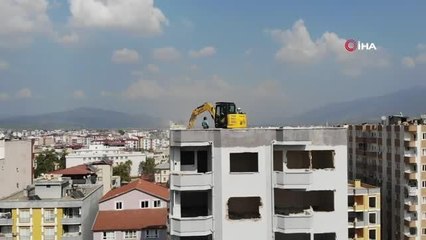 Ağır hasarlı binanın üzerine 10 tonluk iş makinesi çıkarıldı