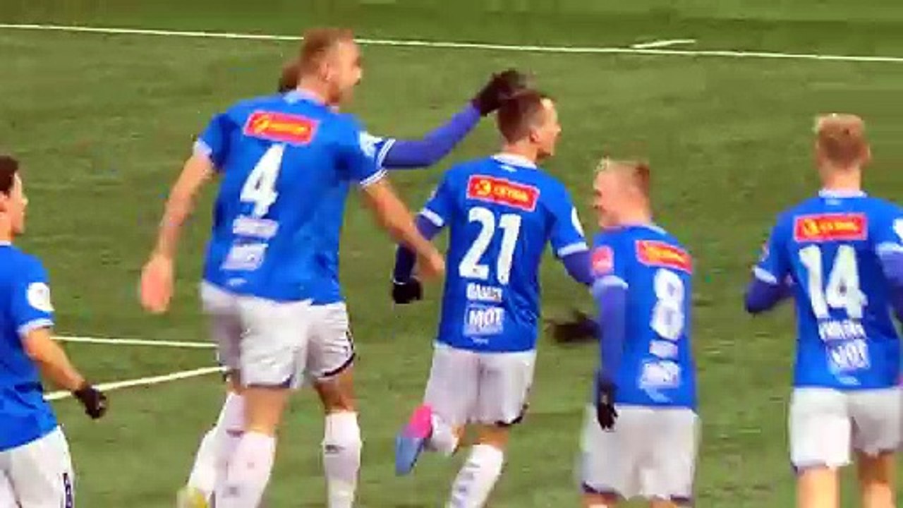 42 Yaşındaki Morten Gamst Pedersen ceza sahası dışından füze yolladı