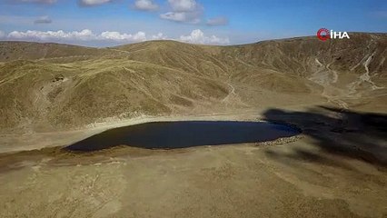 Kalp Gölü’ne su içmeye gelen sürüler kartpostallık görüntüler oluşturdu