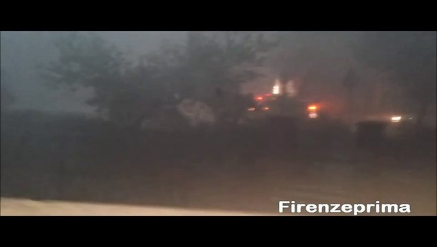 Firenze sotto un nubifragio, bomba d'acqua, tempesta, raffiche di vento. 01 08 2015