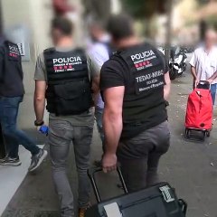 Detenidos tres hombres por presuntamente colocar explosivos caseros en bancos y tiendas de Barcelona