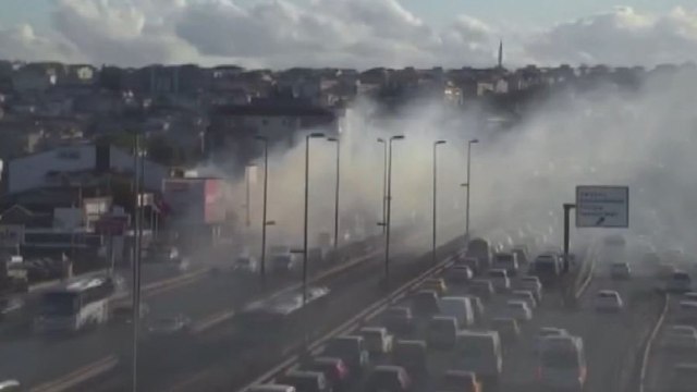 Metruk binada çıkan yangın İstanbul’da trafiği kilitledi