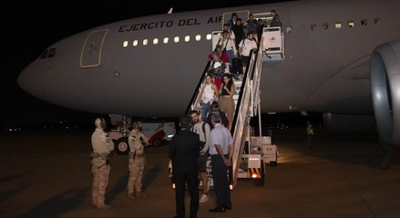 Tải video: Aterriza el primer avión con evacuados desde Israel en la Base Aérea de Torrejón de Ardoz