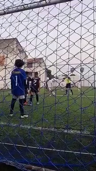 Ce jeune gardien de but n'a pas tout compris aux règles du Football