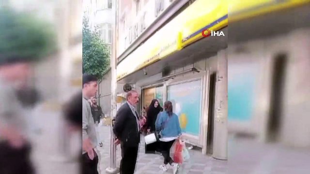 PTT şubesinin kapısı bozulunca vatandaşlar sürünerek girip çıktı