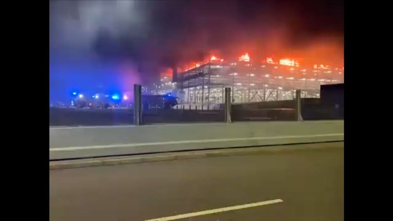 London: Großbrand an Flughafen legt Flugverkehr lahm