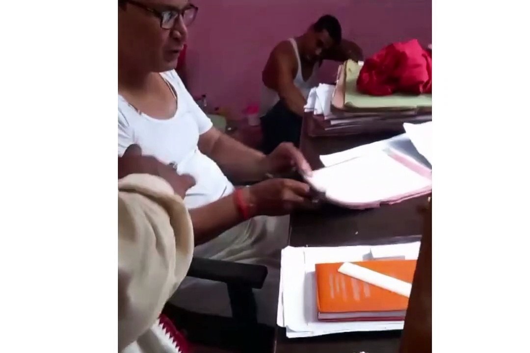 हंडिया तहसील के राजस्व निरीक्षक का वीडियो वायरल, घूस लेते दिख रहे हैं राजस्व निरक्षक