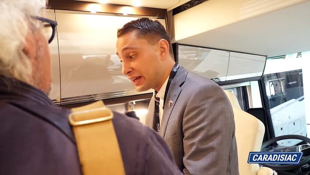 Salon des véhicules de loisirs - des camping-cars et caravanes minuscules ou XXL.