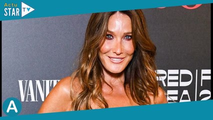 Carla Bruni : Toute bronzée en robe nuisette, elle susurre des mots doux en italien à La Mostra
