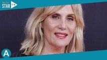 Emmanuelle Seigner très décolletée face à une actrice... en culotte apparente