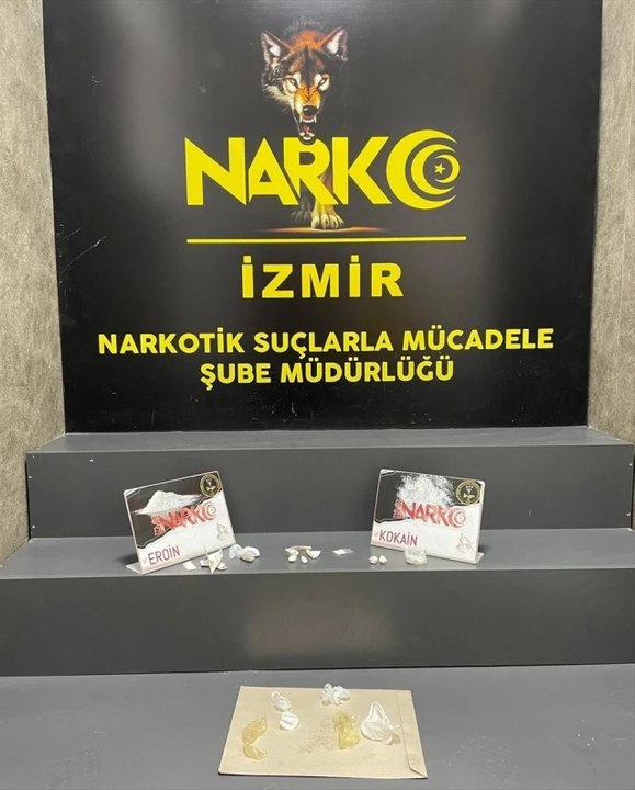 İzmir Adnan Menderes Havalimanında 2 kişide yutulmuş ve vücut boşluklarına gizlenmiş uyuşturucu bulundu