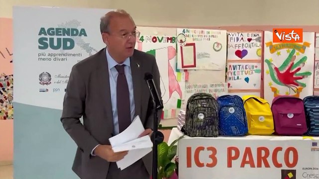 Valditara a Caivano mostra zaini e materiale scolastico che verranno consegnati a tutti gli studenti